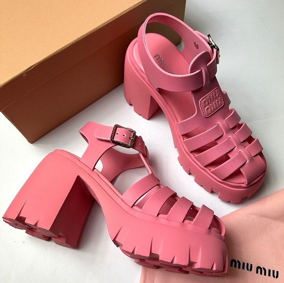 Женские розовые сандалии Miu Miu